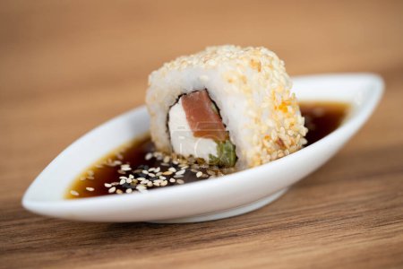 pyszne tradycyjne japońskie sushi i bułki na talerzu w sosie sojowym
