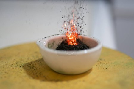Téléchargez les photos : Une expérience dans un laboratoire chimique, brûlant un volcan artificiel - en image libre de droit