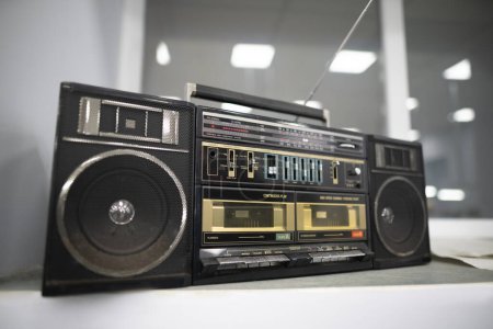 Foto de Una vieja grabadora de casetes, un centro de música con un receptor de radio - Imagen libre de derechos