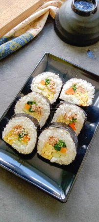 Téléchargez les photos : Kimbap ou gimbap est un rouleau coréen Gimbap (kimbob) fabriqué à partir de riz blanc cuit à la vapeur (bap) et divers autres ingrédients, cet aliment de la Corée du Sud - en image libre de droit