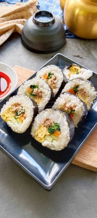Téléchargez les photos : Kimbap ou gimbap est un rouleau coréen Gimbap (kimbob) fabriqué à partir de riz blanc cuit à la vapeur (bap) et divers autres ingrédients, cet aliment de la Corée du Sud - en image libre de droit
