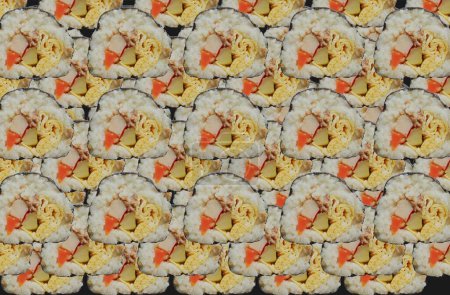 Téléchargez les photos : Fond kimbap ou gimbap est coréen rouleau Gimbap (kimbob) fabriqué à partir de riz blanc cuit à la vapeur (bap) et divers autres ingrédients. - en image libre de droit