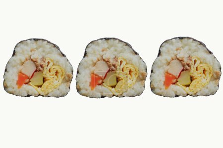 Téléchargez les photos : Kimbap ou gimbap est un rouleau coréen Gimbap (kimbob) fabriqué à partir de riz blanc cuit à la vapeur (bap) et divers autres ingrédients. isolé sur fond blanc - en image libre de droit