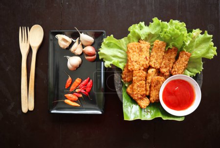 El tempeh, Tempe Goreng o tempeh frito es un alimento tradicional de Indonesia, hecho de semillas de soja fermentadas. con sambal (salsa de chile), servido en la mesa, mendoano