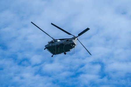 Foto de Chinook Helicóptero Y Extra 300 Aeronaves Flyby Bournemouth Air Festival 2022 - Imagen libre de derechos