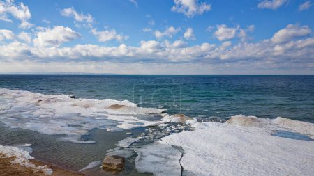 Téléchargez les photos : Drone shot of Georgian Bay Ice Pack Breaking Up and Melting in February en raison du réchauffement climatique - en image libre de droit