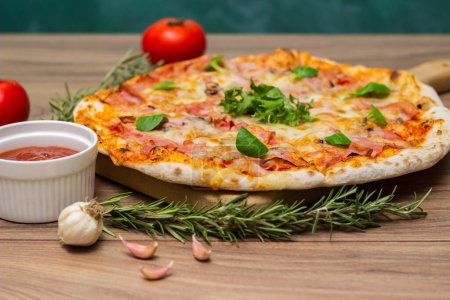 Téléchargez les photos : Pizza italienne Capricciosa au fromage, sauce tomate et basilic - en image libre de droit