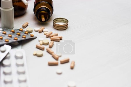 Téléchargez les photos : Variation of vitamins and pills on a green leaf on a white background - en image libre de droit