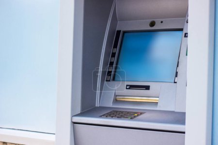 Distributeur automatique de billets de rue moderne pour le retrait d'argent et autres transactions financières
