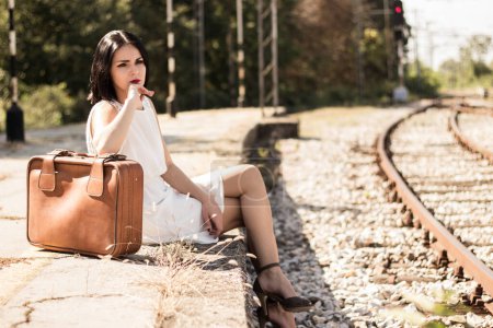 Téléchargez les photos : Femme attendant le train - en image libre de droit