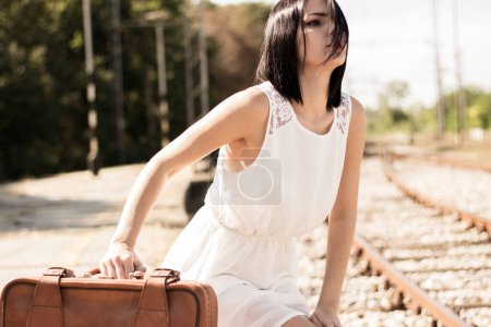 Téléchargez les photos : Femme attendant le train - en image libre de droit