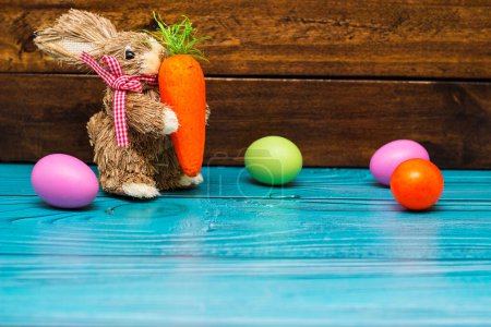 Téléchargez les photos : Lapin de Pâques avec des œufs sur le mur en bois avec espace de copie - en image libre de droit