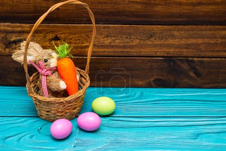 Téléchargez les photos : Lapin de Pâques avec des œufs sur le mur en bois avec espace de copie - en image libre de droit