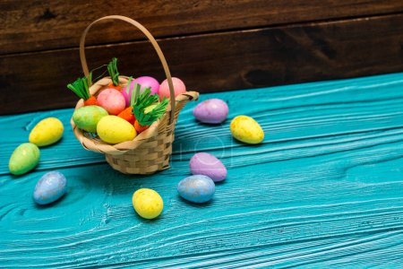 Téléchargez les photos : Œufs de Pâques dans le panier sur table en bois vide - en image libre de droit