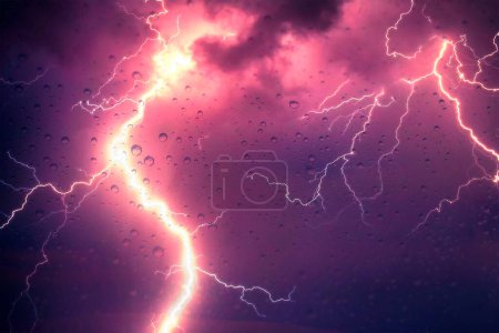 Téléchargez les photos : Tonnerre, foudre et pluie pendant la tempête estivale au coucher du soleil - en image libre de droit