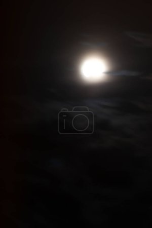 Nachthimmel mit Mond in Unschärfe, Horror-Konzept, Halloween