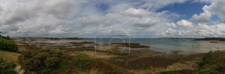 Téléchargez les photos : Panorama du port de Carantec avec voiliers Callot île sur un automne dire, Carantec, Bretagne, France - en image libre de droit