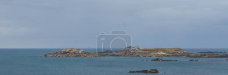 Téléchargez les photos : Panorama de petites îles rocheuses à marée basse sur la côte française vu de l'île de Callot, Carantec, Bretagne, France - en image libre de droit