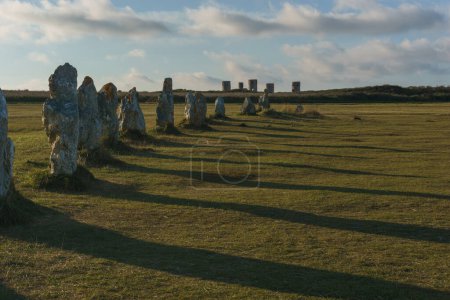 Foto de Alineación de las piedras menhir durante la hora dorada, Camaret-sur-Mer, Bretaña, Francia - Imagen libre de derechos
