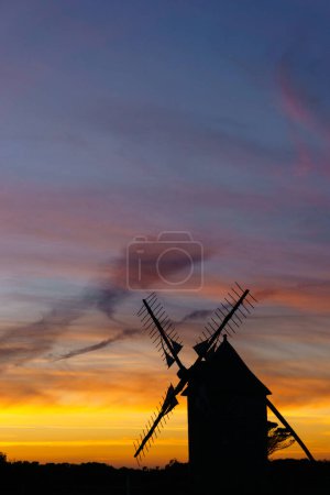 Téléchargez les photos : Ciel vibrant et spectaculaire après le coucher du soleil au crépuscule avec silhouette de moulin à vent traditionnel, Moulins de Trouguer, Cleden-Cap-Sizun, Bretagne, France - en image libre de droit