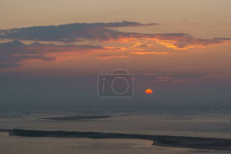 Téléchargez les photos : Coucher de soleil avec vue sur la mer depuis la Dune du Pilat, Arcachon, Nouvelle-Aquitaine, France - en image libre de droit