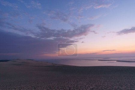 Téléchargez les photos : Crépuscule après le coucher du soleil avec vue sur la mer sur une immense formation de sable naturel sur la Dune du Pilat, Arcachon, Nouvelle-Aquitaine, France - en image libre de droit