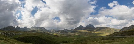 Téléchargez les photos : Panorama du paysage au Col du Pourtalet dans les Pyrénées à la frontière franco-espagnole, Col du Pourtalet, Nouvelle-Aquitaine France - en image libre de droit