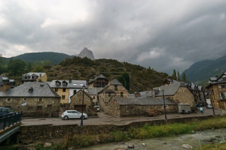 Foto de Calle vista de la ciudad de Sallent de Gallego en los Pirineos, Alto Gallego, Huesca, Aragón, España - Imagen libre de derechos