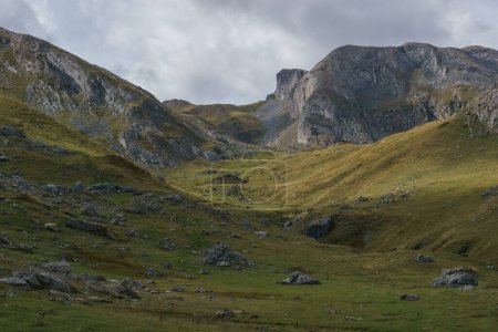 Téléchargez les photos : Paysage au Col du Pourtalet dans les Pyrénées à la frontière franco-espagnole, Col du Pourtalet, Nouvelle-Aquitaine France - en image libre de droit