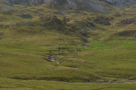 Foto de Paisaje de los Pirineos Montañas con pequeño arroyo en la frontera francesa y española, Col du Pourtalet, Nouvelle-Aquitania Francia - Imagen libre de derechos