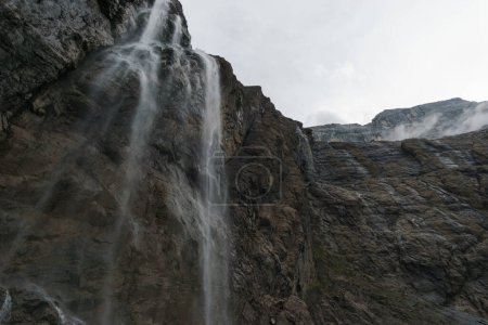 Detail des großen Wasserfalls von Gavarnie an einer massiven hohen Felswand in den Pyrenäen, Nouvelle-Aquitaine, Frankreich