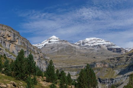 Téléchargez les photos : Le sommet du Monte Perdido dans les montagnes pyrénées couvertes de neige avec quelques sapins, Parc National d'Ordesa y Monte Perdido, Aragon, Huesca, Espagne - en image libre de droit