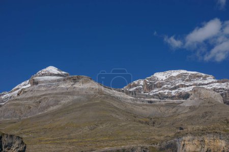 Téléchargez les photos : Le sommet du Monte Perdido dans les montagnes pyrénées couvertes de neige sur un ciel bleu clair, parc national d'Ordesa y Monte Perdido, Aragon, Huesca, Espagne - en image libre de droit