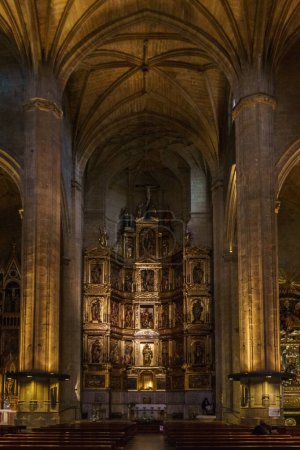 Foto de Altar de oro elaborado en el siglo XVI San Bizente Eliza o San Vicente Iglesia del Mártir, San Sebastián, Donostia, País Vasco, España - Imagen libre de derechos