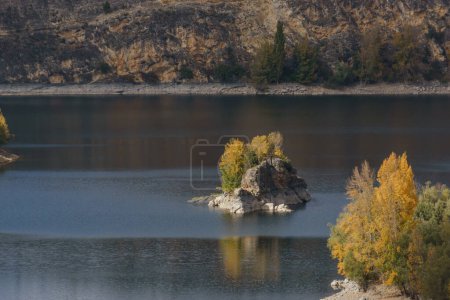 Téléchargez les photos : Rivière Duraton avec réservoir Burgomillodo pendant l'automne dans le parc naturel Hoces del Duraton près de Sepulveda, Ségovie, Espagne - en image libre de droit