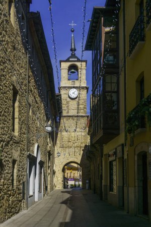 Foto de Torre del reloj Ponferrada a través de una de las calles más famosas del centro histórico medieval, Ponferrada, León, España - Imagen libre de derechos
