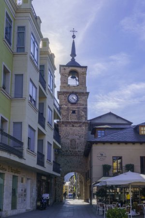 Foto de Torre del reloj Ponferrada a través de una de las calles más famosas del centro histórico medieval, Ponferrada, León, España - Imagen libre de derechos