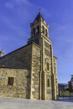 Foto de Vista de la iglesia medieval de San Andrés en el Camino de Santiago o camino de Santiago, Ponferrada, León, España - Imagen libre de derechos