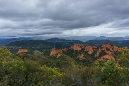 Foto de Unesco Patrimonio de la Humanidad de espectacular paisaje de las Medulas una antigua mina de oro romano en un día nublado otoño cerca de Ponferrade, León, España - Imagen libre de derechos