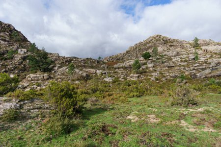Téléchargez les photos : Paysage montagneux de rochers de granit avec végétation verte, Parc national Peneda-Geres, Vilar da Veiga, Portugal - en image libre de droit