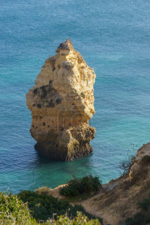Felsformation an der Atlantikküste in der Nähe der Benagil-Höhle, Algarve, Portugal.