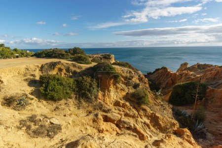 Acantilados de roca dorada en la costa del Océano Atlántico con cerca de la Cueva de Benagil, Algarve, Portugal