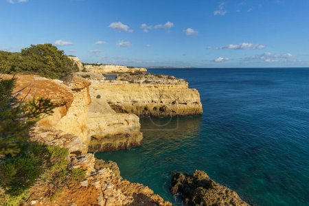Goldene Felsklippen an der Atlantikküste in der Nähe der Höhle von Benagil, Algarve, Portugal