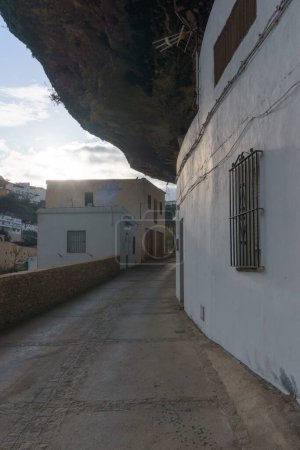 Típico pueblo andaluz con casas blancas y calle con viviendas construidas en salientes de roca, Setenil de las Bodegas, Andalucía, España