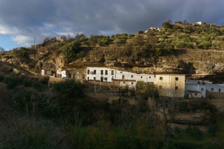 Weißes Haus in einem typisch andalusischen Dorf in schönem Sonnenlicht, Setenil de las Bodegas, Andalusien, Spanien