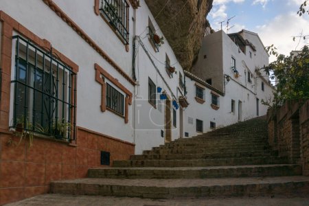 Typisches andalusisches Dorf mit weißen Häusern und Treppe zur Oberstadt, Setenil de las Bodegas, Andalusien, Spanien