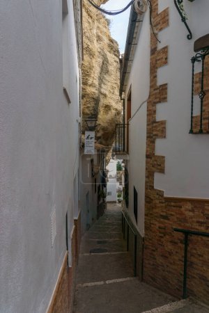 Pueblo típico andaluz con casas blancas y calle, Setenil de las Bodegas, Andalucía, España