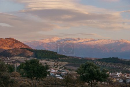 Landschaft der Sierra Nevada mit Linsenwolken bei Sonnenuntergang in der Nähe von Granada, Andalusien, Spanien