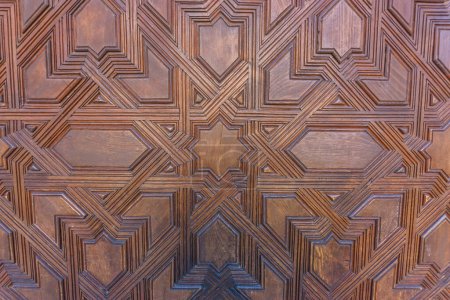Detail einer braunen Holzdecke in der Alhambra, Granada, Andalusien, Spanien