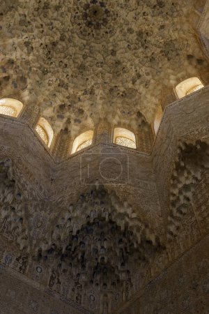 Decke mit Muqarnas im Saal der beiden Schwestern Sala de las Dos Hermanas in den Nasridenpalästen der Alhambra, Granada, Andalusien, Spanien